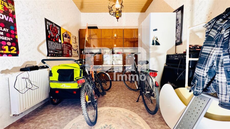 Modernisiertes Ein- bis Zweifamilienhaus mit Anbau BJ 1992 + 2. Baugrundstück - EG Anbau Wohnzimmer / Aktuell Abstellraum